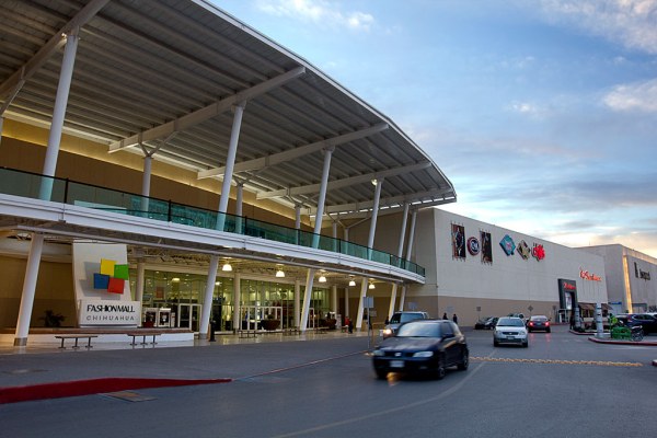 Atienden a menor tras caída en jueguitos de Fashion Mall