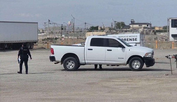 Hallan a trailero sin vida en estacionamiento de maquiladora