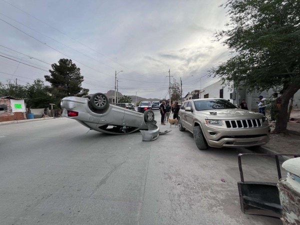 Vuelca tras chocar vs autos estacionados