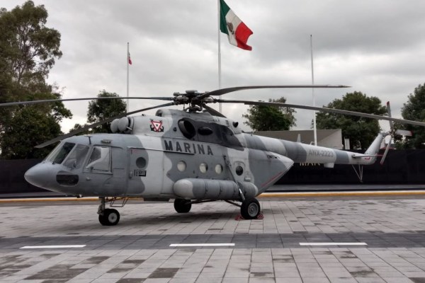 Realiza helicóptero de la Marina aterrizaje de emergencia en Mazatlán