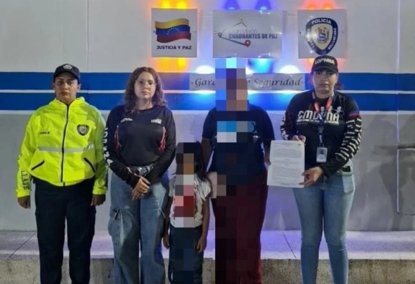 Mujer es arrestada tras abandonar a sus tres hijos para irse de viaje a la playa