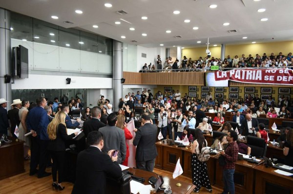 Rechaza Congreso exhorto de licencia a Maru Campos