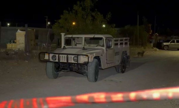 Hallan cuerpo enterrado en patio durante cateo