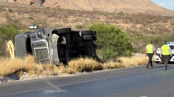 Vuelca tráiler en carretera a Delicias