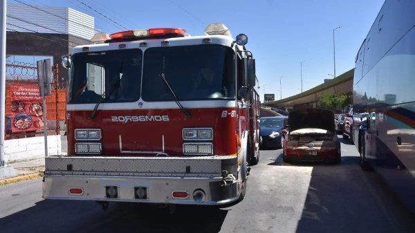 Se incendia auto en el canal