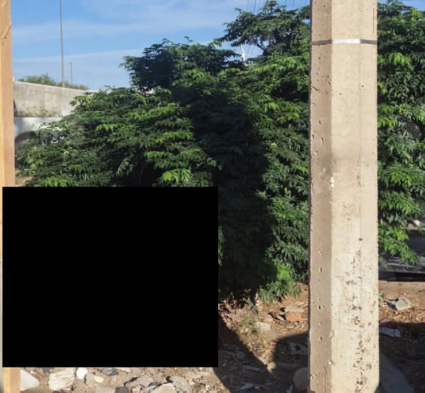 Encuentra encobijado al salir de su casa