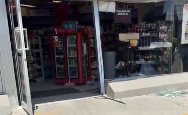 Camioneta irrumpe en tienda de conveniencia