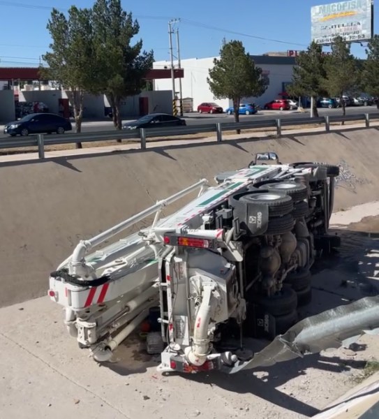 Cae camión a canal de Los Nogales