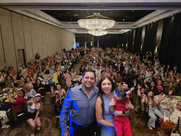 Encabeza Alan Falomir festejo para madres de familia
