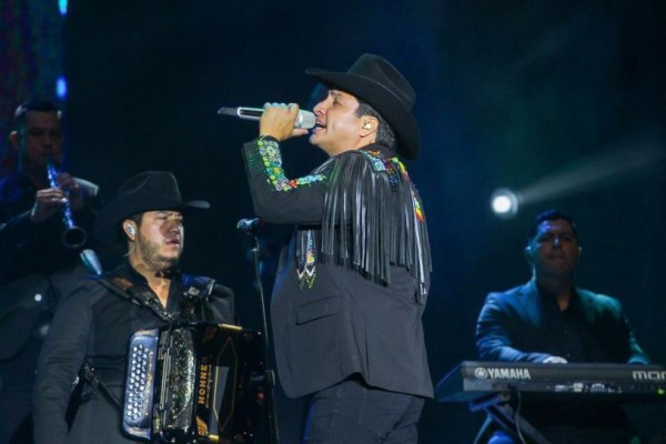 Julión Álvarez recibe golpe con ramo de flores en pleno concierto