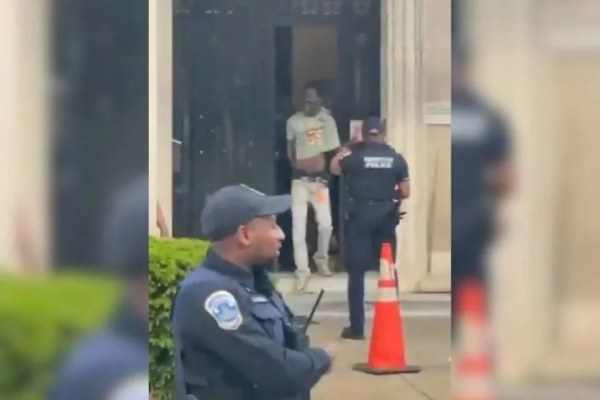 Se atrinchera armado en Instituto Cultural Mexicano en Washington; fue detenido