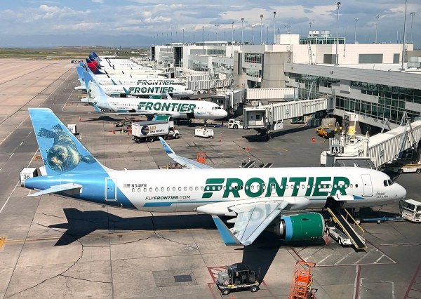 Avión atropella y mata a peatón en plena pista