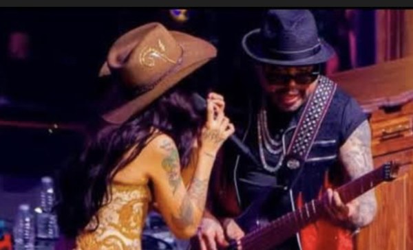 Cazzu y AB Quintanilla rinden tributo a Selena en Texas