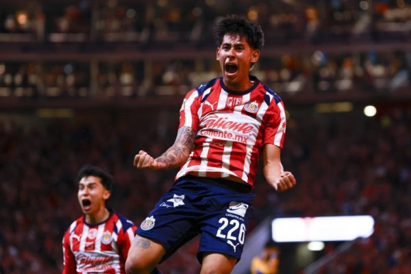 Chivas remonta a Tigres y pasa a semifinales