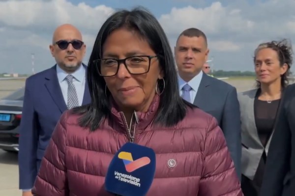 Delcy Rodríguez llega a La Haya