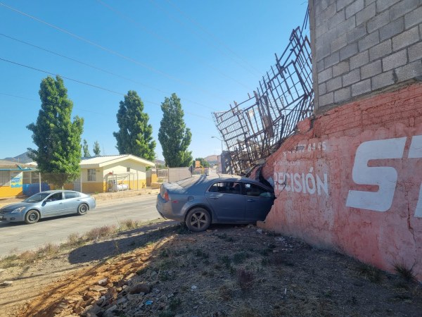 Choca con casa y derriba barda