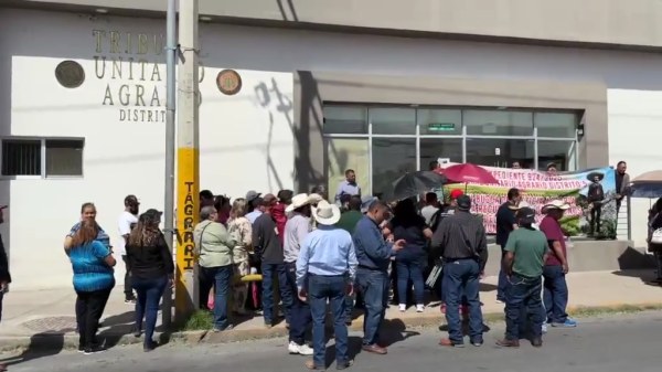 Se manifiestan por despojo de tierras