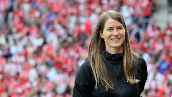 Marie-Louise Eta se convierte en primera mujer entrenadora en ganar un partido de Bundesliga