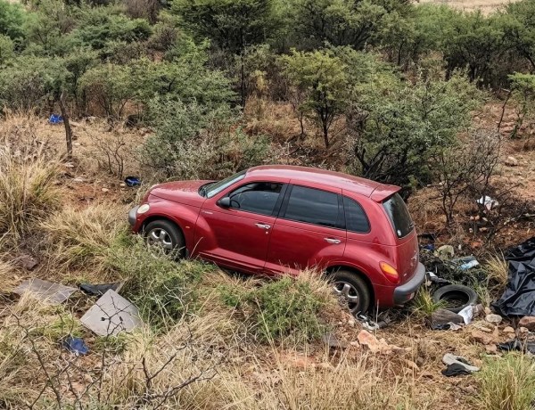 Familia resulta lesionada tras caer en barranco