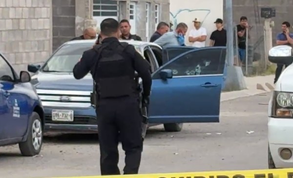 Lo balean al llegar a su casa