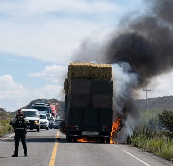 Se incendia camión de pacas de alfalfa en vía corta