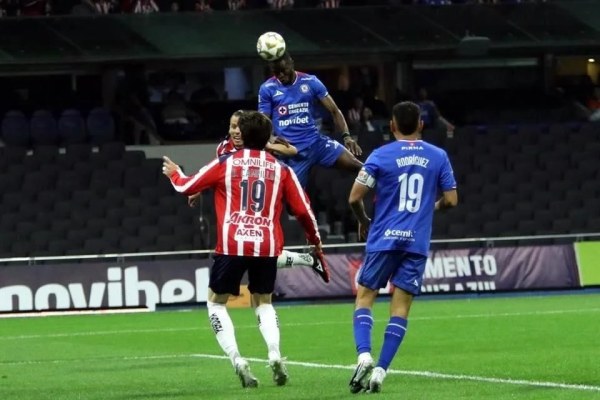 Empatan Cruz Azul y Chivas en la ida de la semifinal