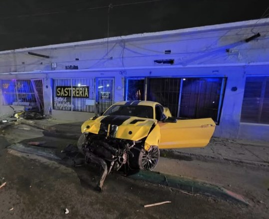 Estrella Mustang contra negocios