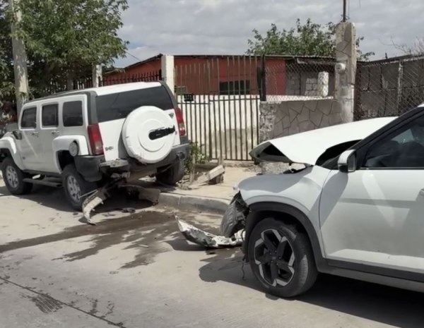 Queda prensado entre dos vehículos