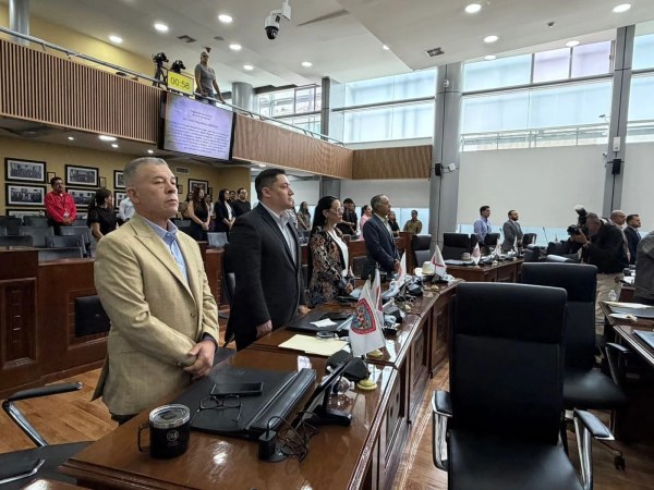 Congreso guarda minuto de silencio por asesinato de Lucía Mora Ávalos