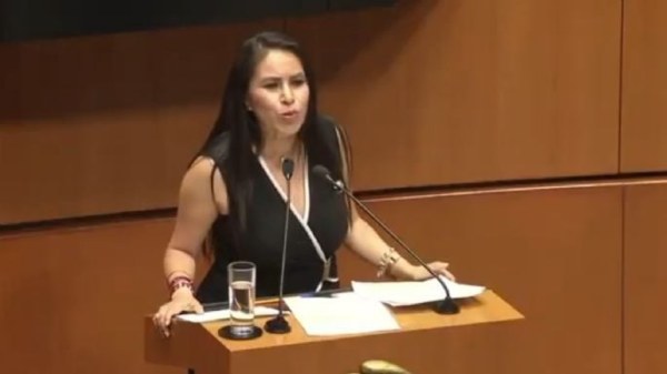 Senadora dice que en Morena sí se saben las frases de Benito Juárez y lo cita mal