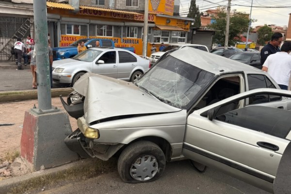 Se estrella con poste en Chihuahua 2000