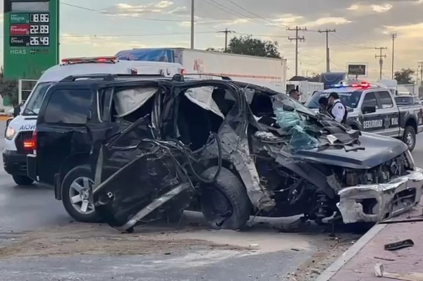 Mujer resulta herida tras fuerte choque contra poste