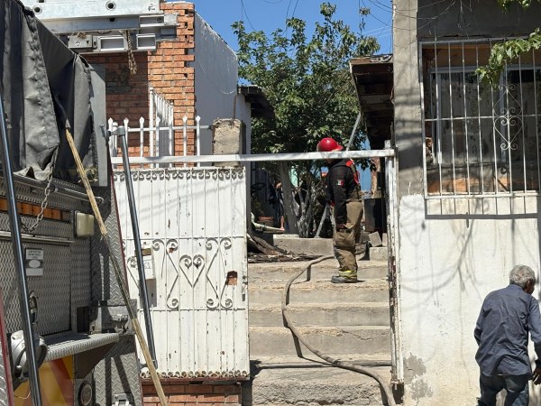 Golpea a su esposa e incendia su casa