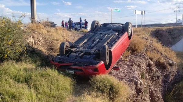 Vuelca en carretera a Delicias