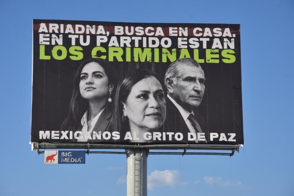 Aparecen espectaculares contra morenistas