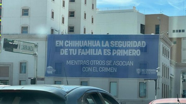 Cuelgan lona frente al ángel vs crimen organizado
