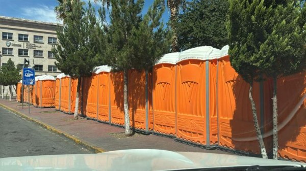 Instalan decenas de baños para marcha de Morena