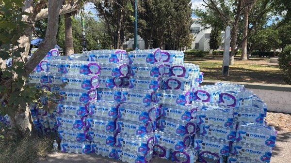 Llevan decenas de aguas para marcha de Morena