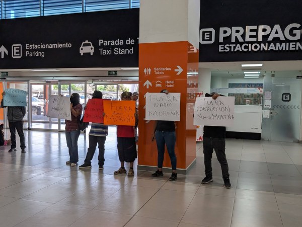 Protestan en aeropuerto por marcha de Morena