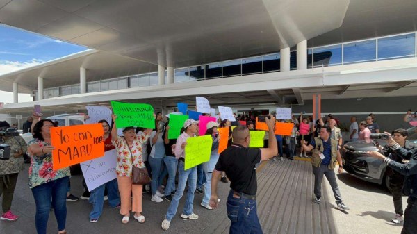 Reciben con pancartas y gritos a hijo de AMLO