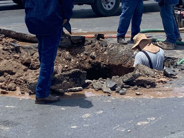 Cierran carriles de la Carranza por fuga de agua