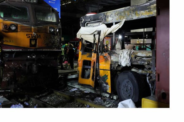 Ocho muertos tras choque de tren y autobús en Bangkok