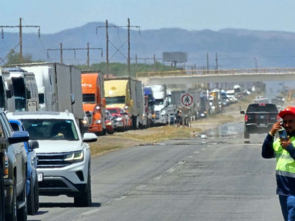 Filas kilométricas en carretera a Juárez por bloqueo