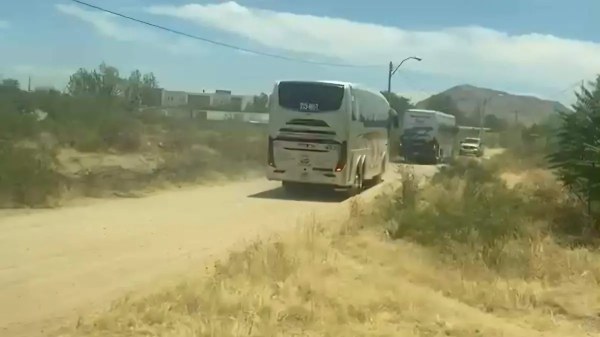 Camiones de Morena utilizan terracería para evadir bloqueos