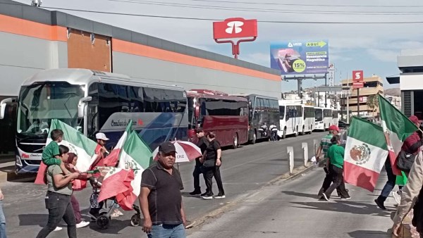 Estacionan decenas de camiones en glorieta de Pancho Villa
