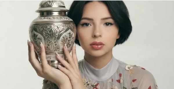 Decora Angela Aguilar recámara de Inti con brujería