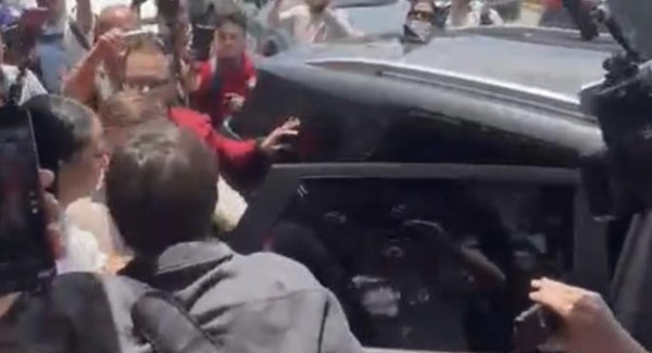 Olvidan a presidenta de Morena en aeropuerto tras proteger a 