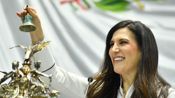 Denuncia Kenia López acarreados de otros estados a marcha de Chihuahua