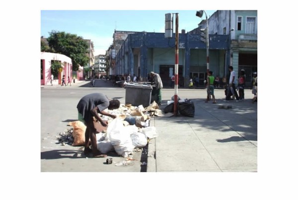 Crece el número de cubanos que buscan comida en la basura ante la extrema escasez