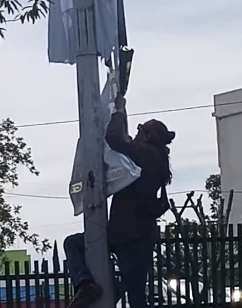 Hombre retiró pendones en avenida Universidad antes de la marcha